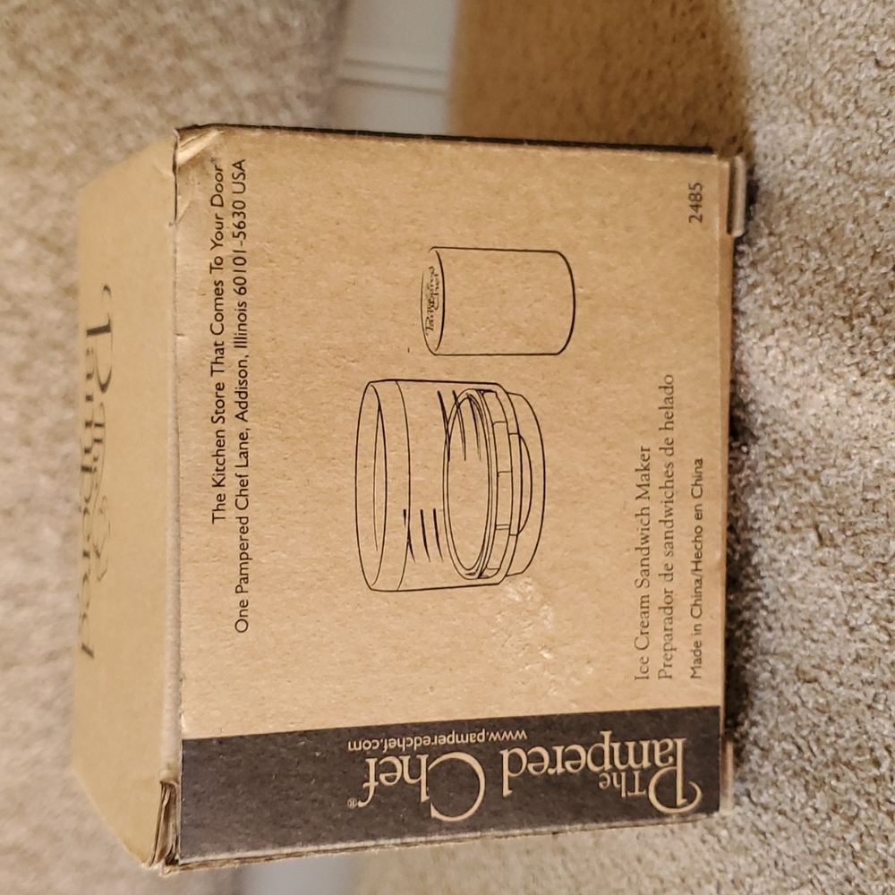 NIB The Pampered Chef Ice Cream Sandwich maker